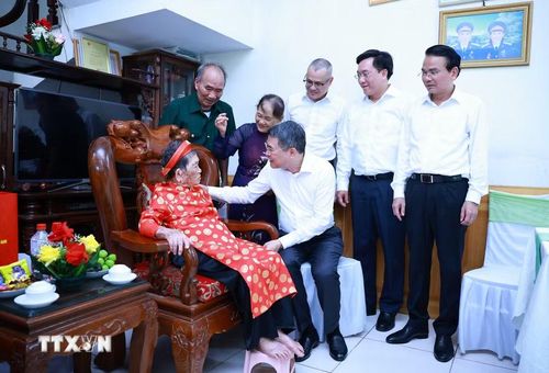Thủ tướng Lê Minh Hưng thăm Mẹ Việt Nam Anh hùng Nguyễn Thị Phước, sinh năm 1916, tại phường Vân Phú, tỉnh Phú Thọ. (Ảnh: Dương Giang/TTXVN)