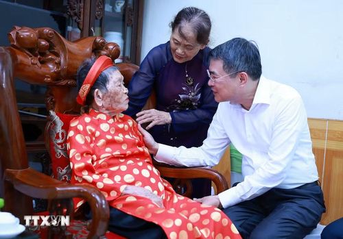Thủ tướng Lê Minh Hưng thăm Mẹ Việt Nam Anh hùng Nguyễn Thị Phước, sinh năm 1916, tại phường Vân Phú, tỉnh Phú Thọ. (Ảnh: Dương Giang/TTXVN)