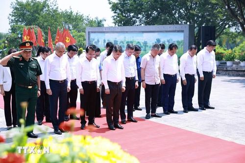 Thủ tướng Lê Minh Hưng và thành viên đoàn công tác tưởng niệm các Anh hùng Liệt sỹ tỉnh Phú Thọ. (Ảnh: Dương Giang/TTXVN)