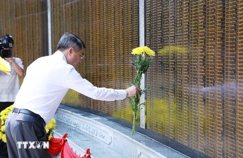 Thủ tướng Lê Minh Hưng đặt hoa tại bia ghi danh các Anh hùng Liệt sỹ tỉnh Phú Thọ. (Ảnh: Dương Giang/TTXVN)