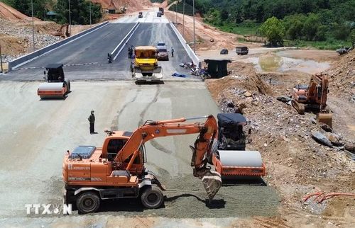 Tận dụng thời tiết thuận lợi nhà thầu tập trung nhân lực con người, máy móc thi công tổng lực đáp ứng đúng tiến độ đề ra ban đầu. (Ảnh: Quốc Khánh/TTXVN)