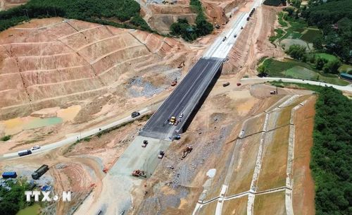 Tranh thủ thời tiết thuận lợi, các nhà thầu tập trung người và phương tiện đẩy nhanh tiến độ. (Ảnh: Quốc Khánh/TTXVN)