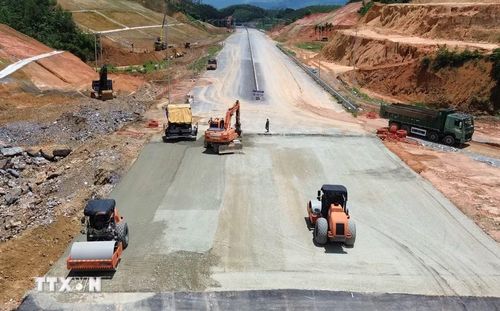 Tận dụng thời tiết thuận lợi nhà thầu tập trung nhân lực con người, máy móc thi công tổng lực đáp ứng đúng tiến độ đề ra ban đầu. (Ảnh: Quốc Khánh/TTXVN)