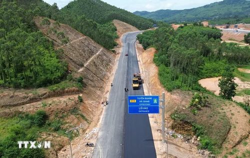 Một nút giao vào cao tốc Tuyên Quang-Hà Giang đang được nhà thầu thảm Asphal đáp ứng tiến độ toàn dự án. (Ảnh: Quốc Khánh/TTXVN)