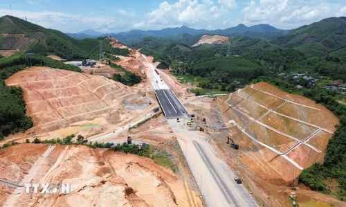 Trên tuyến có nhiều đoạn phải xử lý sạt lở ta luy dương đã hạn chế nhiều đến tiến độ chung của toàn dự án. (Ảnh: Quốc Khánh/TTXVN)