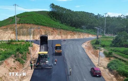 Nhiều vị trí mặt đường đã được thảm bê tông nhựa lớp 1, đảm bảo đủ điều kiện thảm bê tông nhựa lớp 2 tiến tới hoàn thành kết cấu mặt đường. (Ảnh: Quốc Khánh/TTXVN)