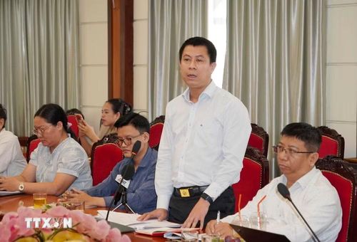 Bác sỹ Đoàn Văn Công, Phó Giám đốc Trạm Y tế phường Bình Lợi Trung, chia sẻ khó khăn và nêu kiến nghị tại buổi giám sát. (Ảnh: Đinh Hằng/TTXVN)