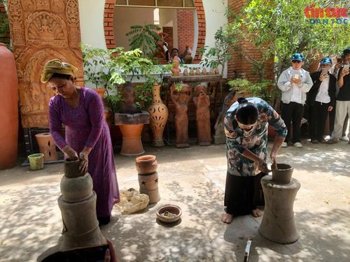 Đồng bào Chăm xã Bàu Trúc phát triển nghề làm gốm truyền thống.