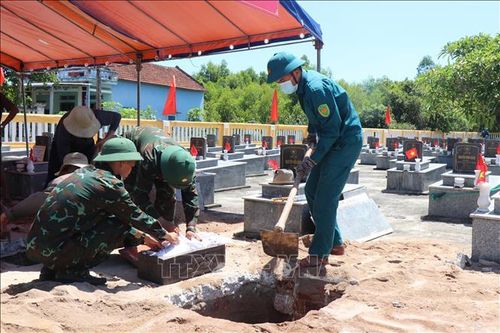 Việc khai quật phần mộ lấy mẫu trong điều kiện nắng nóng gay gắt, khắc nghiệt.