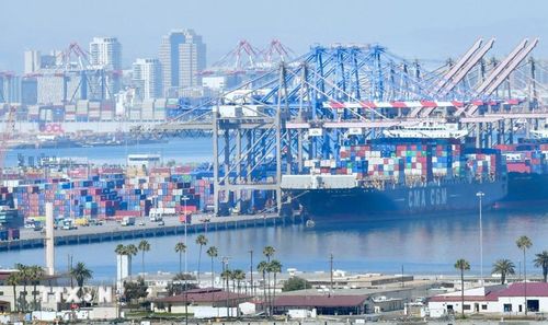 Hoạt động tại cảng hàng hóa Long Beach ở California, Mỹ. Ảnh: AFP/TTXVN