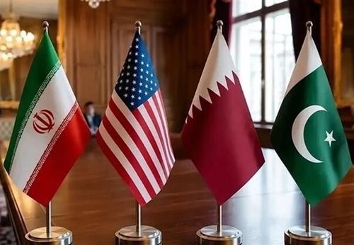 Quốc kỳ Iran (trái) và Mỹ (thứ 2, trái) tại vòng đàm phán. Ảnh: IRNA/TTXVN phát