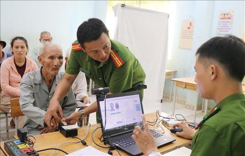 Tại xã Bình Sơn, lực lượng Công an thực hiện lấy dấu vân tay thân nhân liệt sĩ.