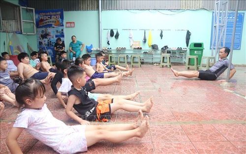 Cung Thanh thiếu nhi Lạng Sơn phối hợp với Đoàn Thanh niên Cộng sản Hồ Chí Minh các phường: Tam Thanh, Lương Văn Tri, Kỳ Lừa, Đông Kinh tổ chức lớp dạy bơi miễn phí cho 40 thiếu thi có hoàn cảnh có khăn trên địa bàn các phường (ngày 18/6). Ảnh: TTXVN phát