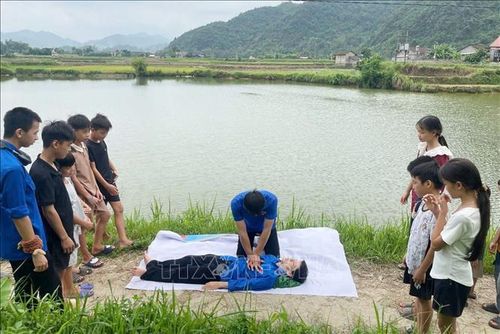 Đoàn thanh niên hướng dẫn kỹ năng phòng, chống đuối nước cho học sinh Lạng Sơn. Ảnh: TTXVN phát