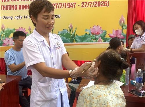 Bác sĩ Học viện Quân y và Công ty Nam Dược Triệu Gia khám, điều trị bằng phương pháp y học cổ truyền cho các đối tượng chính sách trên địa bàn xã Linh Hồ (Tuyên Quang). Ảnh: Minh Tâm/TTXVN