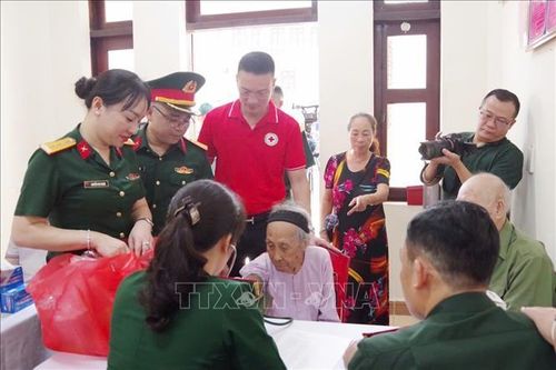 Các y, bác sĩ của Bộ Chỉ huy quân sự tỉnh Quảng Ninh phối hợp Hội Chữ thập đỏ tỉnh khám bệnh, tư vấn sức khỏe, cấp phát thuốc miễn phí cho các đối tượng chính sách ở xã Tiên Yên. Ảnh: Văn Đảm/TTXVN phát