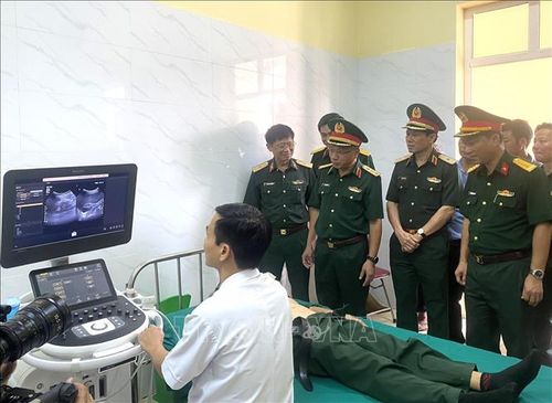 Lãnh đạo Tổng cục Chính trị, Học viện Quân y kiểm tra hoạt động khám bệnh cho người có công và đối tượng chính sách tại xã Linh Hồ (Tuyên Quang). Ảnh: Minh Tâm/ TTXVN