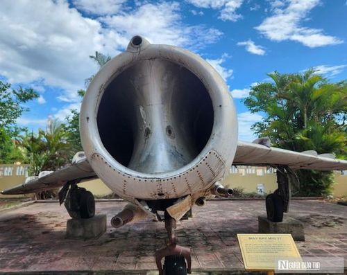 Phần mũi MiG-17 với 2 cửa hút gió đặc trưng không chỉ là dấu hiệu nhận diện của dòng tiêm kích này mà còn đóng vai trò quan trọng trong việc tối ưu hóa khả năng đạt tốc độ cận âm, giúp các phi công linh hoạt cơ động, làm chủ tình huống trong những trận không chiến khốc liệt.