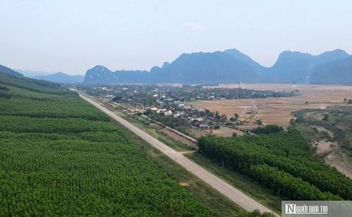 Sân bay dã chiến Khe Gát là nơi xuất kích của chiếc tiêm kích MiG - 17 đánh thẳng vào các tàu chiến Mỹ trên biển Đông năm 1972.