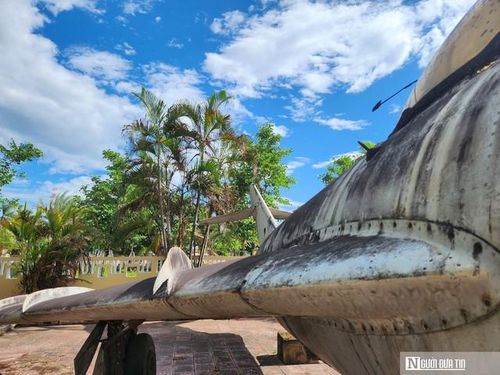 Trải qua nhiều thập kỷ, trên thân máy bay MiG-17 số hiệu 2002 sơn đã bong tróc, những mảng kim loại cũ kỹ hiện rõ dấu tích thời gian.