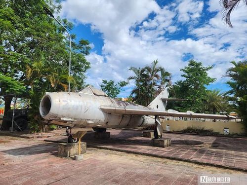 Theo Bảo tàng tỉnh Quảng Trị, chiếc MiG-17 số hiệu 2002 là một trong hai máy bay chiến đấu của Không quân nhân dân Việt Nam thuộc biên đội do các phi công Lê Xuân Dị và Nguyễn Văn Bảy điều khiển. Biên đội này đã ném bom làm hư hỏng hai tàu khu trục Mỹ, trong đó có tàu HEGBEN, vào lúc 16h15 ngày 19/4/1972 trên vùng biển Đồng Hới (Quảng Bình)