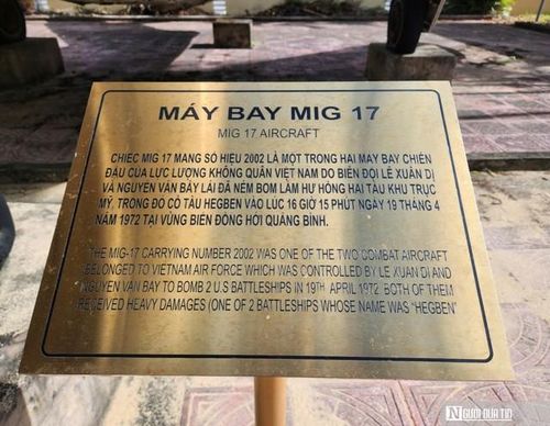 "Đây là lần đầu tiên Không quân Việt Nam sử dụng máy bay tiêm kích tấn công tàu khu trục Mỹ, qua đó lập nên chiến công rất đáng tự hào", chị Nguyễn Thị Lương Mai, thuyết minh viên Bảo tàng Quảng Trị, cho biết