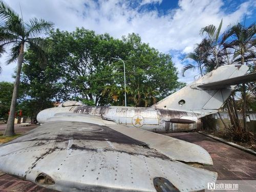 MiG-17 là dòng tiêm kích cận âm do Liên Xô chế tạo, phát triển từ MiG-15 và được đưa vào trang bị từ năm 1952. Máy bay dài khoảng 11m, sải cánh gần 9,9m và cao khoảng 4m.