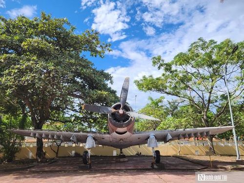 Bên cạnh MiG-17 số hiệu 2002, Bảo tàng tỉnh Quảng Trị còn trưng bày một máy bay cường kích AD6 của Mỹ.