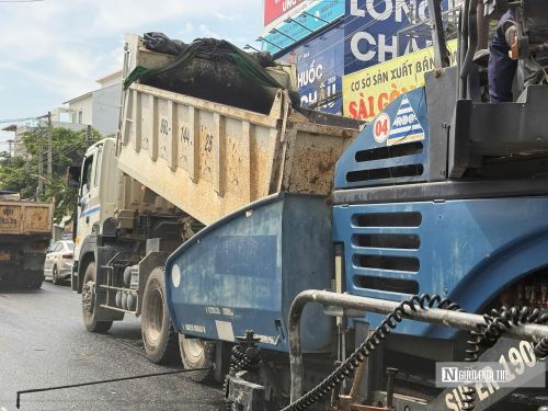 Đại diện Ban Quản lý dự án đầu tư xây dựng khu vực Phan Thiết cho biết, đến nay, mặt đường cơ bản đã được thảm nhựa hoàn thiện, hệ thống bó vỉa đạt 4.200/4.265 m, hệ thống thoát nước thải hai bên tuyến và hạng mục ngầm hóa điện hạ thế, điện chiếu sáng đã hoàn thành 100%.