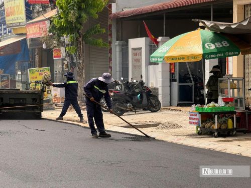 Riêng hạng mục lát gạch vỉa hè vẫn đang được tiếp tục triển khai trên đoạn từ đường Ngô Thì Nhậm đến đường Tôn Đức Thắng.