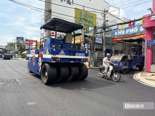 Đơn vị thi công huy động nhiều máy móc chuyên dụng như: lu rung, xe rải nhựa và nhân lực để đẩy nhanh tiến độ dự án.
