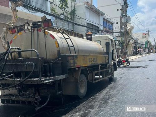 Theo Sở Xây dựng tỉnh Lâm Đồng, hạng mục lát gạch vỉa hè của 3 dự án do Ban Quản lý dự án Đầu tư xây dựng khu vực Phan Thiết đang sử dụng gạch Terrazo do Công ty Cổ phần Tà Zon cung cấp. Tuy nhiên, do nhu cầu tiêu thụ gạch tăng cao trong thời gian qua nên số lượng gạch sản xuất ra không đủ để cung cấp. Vì vậy, các dự án trên đang chờ gạch để tiếp tục lát vỉa hè và hoàn thiện công trình đưa vào sử dụng.
