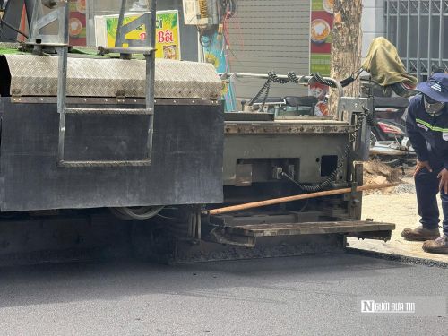 Ngoài việc thảm lại mặt đường, dự án còn đầu tư đồng bộ hệ thống thoát nước mưa, thoát nước thải, ngầm hóa điện hạ thế, viễn thông, điện chiếu sáng, cây xanh và các trụ cấp nước chữa cháy.