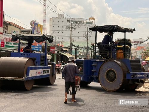Hiện nay, khó khăn lớn nhất của dự án là thiếu nguồn cung gạch Terrazzo để hoàn thiện hạng mục vỉa hè, khiến công trình chưa thể hoàn thành đồng bộ theo kế hoạch. Trao đổi với phóng viên, đại diện Ban Quản lý dự án Đầu tư xây dựng khu vực Phan Thiết cho biết, nguyên nhân xuất phát từ việc các nhà cung cấp vật liệu hiện không đủ nguồn hàng để đáp ứng nhu cầu thi công, nhiều công trình thi công lấy vật liệu có một chỗ duy nhất nên rất khan hiếm, nguồn cung cấp gạch rất bị hạn chế.