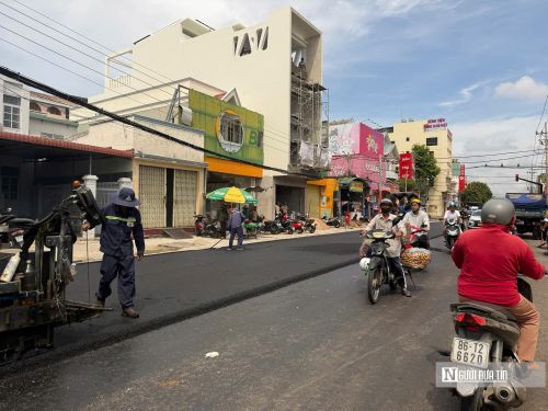 Trong thời gian thi công, các phương tiện vẫn được điều tiết lưu thông từng phần nhằm hạn chế ùn tắc và ảnh hưởng đến hoạt động kinh doanh của người dân hai bên tuyến.