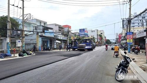 “Hiện có bao nhiêu gạch thì chúng tôi tổ chức lát bấy nhiêu để bảo đảm tiến độ và từng bước hoàn thiện các hạng mục của dự án”, đại diện Ban Quản lý dự án Đầu tư xây dựng khu vực Phan Thiết cho hay.