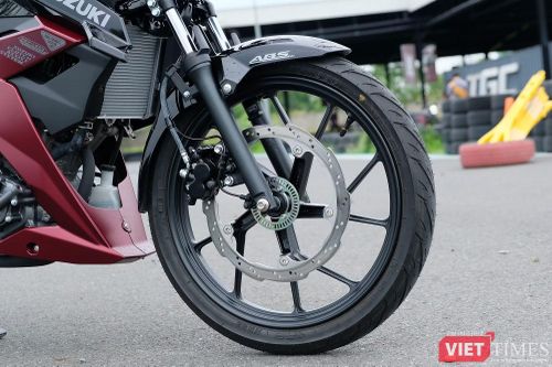 Ở đời 2026, cả 2 mẫu xe đều sở hữu phanh ABS ở bánh trước - một trang bị an toàn phổ biến hiện nay. Ảnh: Thượng Tâm.