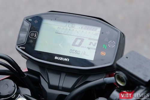 Đều dùng loại kỹ thuật số, đồng hồ trên Exciter cho độ tương phản tốt hơn Satria, giúp người lái dễ dàng quan sát khi trời nắng gắt. Ảnh: Thượng Tâm.