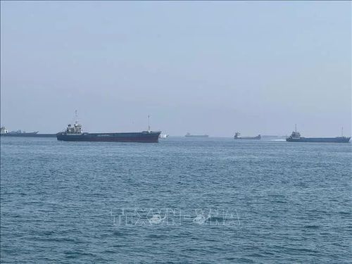 Tàu thuyền chờ đi qua eo biển Hormuz. Ảnh minh họa: THX/TTXVN