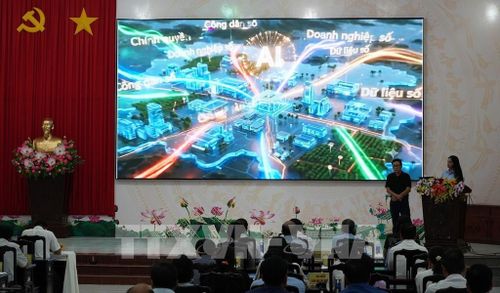Đại diện Công ty Cổ phần Hiền Nhân Group giới thiệu Cổng Hệ sinh thái chuyển đổi số và Cổng Thương mại điện tử xã Tân Hiệp. Ảnh: Lê Huy Hải - TTXVN