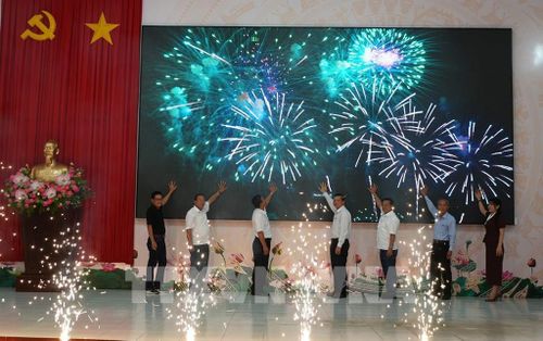 Các đại biểu thực hiện nghi thức bấm nút vận hành Cổng Hệ sinh thái chuyển đổi số và Cổng Thương mại điện tử xã Tân Hiệp. Ảnh: Lê Huy Hải - TTXVN