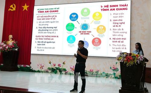 Đại diện Công ty Cổ phần Hiền Nhân Group giới thiệu Cổng Hệ sinh thái chuyển đổi số và Cổng Thương mại điện tử xã Tân Hiệp. Ảnh: Lê Huy Hải - TTXVN