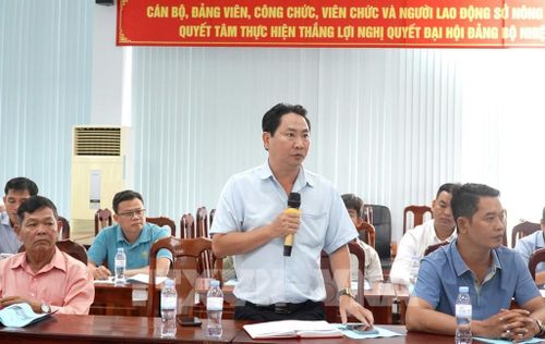 Đại diện Sở Tài chính An Giang trao đổi các nội dung đại biểu đặt ra tại buổi đối thoại. Ảnh: Văn Sĩ - TTXVN