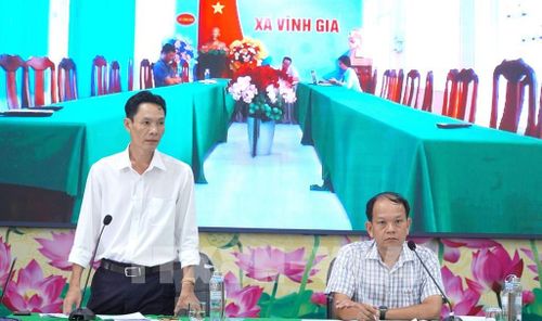 Đại diện Chi cục Chăn nuôi và Thú y tỉnh An Giang trao đổi các nội dung đại biểu đặt ra tại buổi đối thoại. Ảnh: Văn Sĩ - TTXVN