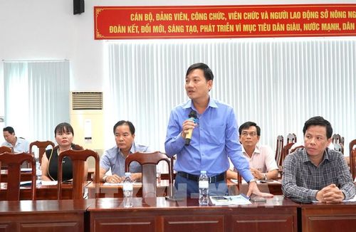 Ông Phạm Đức Vũ, Giám đốc Công ty Nông nghiệp Trường Hải An Giang (Tập đoàn THACO), trao đổi về những khó khăn, vướng mắc của công ty. Ảnh: Văn Sĩ - TTXVN
