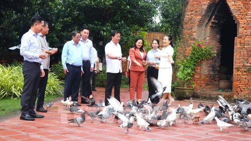 Đoàn công tác trải nghiệm ở cụm 3 lò gạch mang đậm dấu ấn miền Tây tại Eco Wonderland. Ảnh: Nguyễn Hằng - TTXVN
