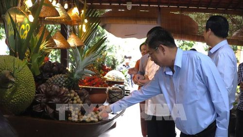 Đoàn tham quan khu vực ẩm thực tại Cần Thơ Eco Resort. Ảnh: Nguyễn Hằng - TTXVN