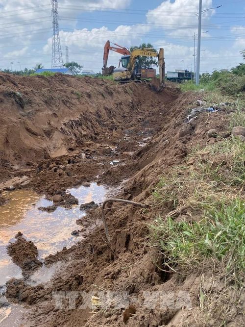 Phương tiện cơ giới đào lấy đất Dự án nâng cấp, mở rộng Đường tỉnh 878. Ảnh: Công Trí - TTXVN
