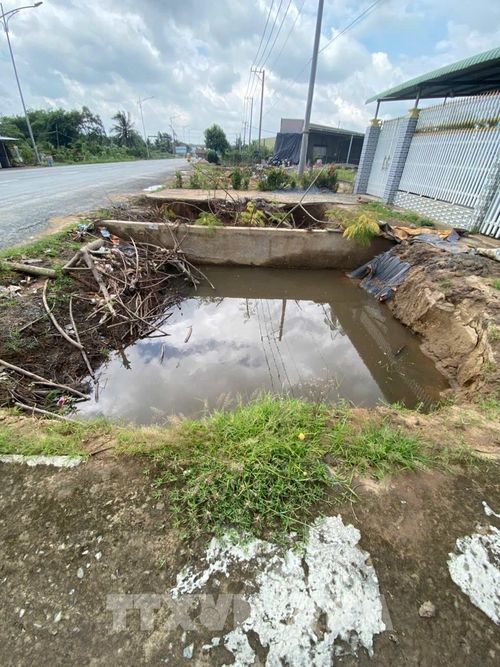 Việc đào lấy đất sát mép đường đang khai thác, tiềm ẩn nguy cơ mất an toàn giao thông. Ảnh: Công Trí-TTXVN