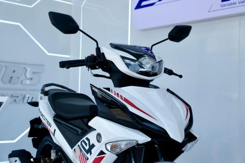 Phần đầu xe là nơi tập trung nhiều thay đổi có thể dễ dàng nhận thấy so với phiên bản tiền nhiệm. Trong đó, thiết kế mặt nạ với các khối ốp được thu gọn, tập trung trọng tâm về phía trước, tạo ấn tượng về sự hiện diện. Ngoài ra, đèn định vị được tạo hình như đôi mắt của thú rình mồi. Kính chắn gió thể thao mới cũng góp phần tăng thêm tính khí động học cho Exciter 2026. Ảnh: Thanh Tùng